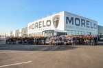 Die Belegschaft feiert das 1500ste Reisemobil von Morelo.
