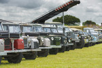 Die Land Rover der Dunsfold Collection unter freiem Himmel.