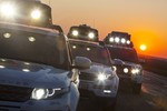 Hella rüstet die Fahrzeuge der „Land Rover Experience Tour 2013“ mit LED-Zusatzscheinwerfern aus.