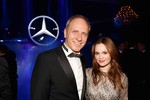 Mercedes-Benz unterstützte die Nachwuchsförderung bei der „Goldenen Kamera“: Vertriebschef Harald Schuff mit Preisträgerin Emilia Schüle.
