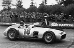 Mercedes-Benz W 196 R mit der Fahrgestellnummer 000054/6, am Steuer Juan Manuel Fangio.