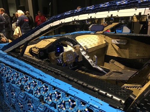 1:1 Lego Bugatti Chiron in der Autostadt: Blick in das Cockpit.
