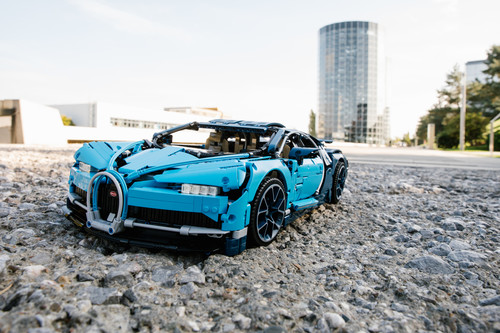 1:8 Lego Bugatti Chiron vor einem der beiden Autotürme der Autostadt.