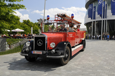 "1. Woche der Helfer" mit historischen Feuerwehrfahrzeugen.