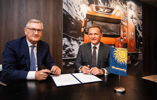 1000 DAF-Lkw für Ron Bonsen (links) und Speditionschef György Wáberer unterzeichnen den Vertrag.