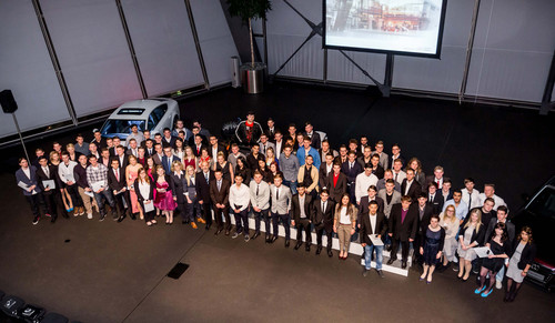 112 Auszubildende haben im Audi-Forum Neckarsulm ihre Abschlusszeugnisse erhalten.