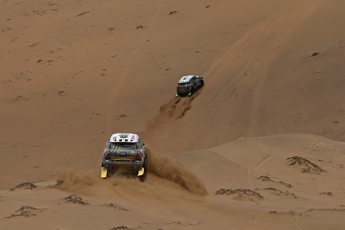 12. Etappe der Dakar 2014: Stéphane Peterhansel vor Joan Nani Roma.