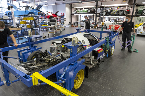 13 Jahre lang hing der Le-Mans-Siegerwagen Porsche 956 kopfüber an der Decke des Museums, nun hat er wieder Boden unter den Reifen.