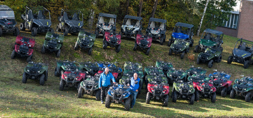 15 neue Yamaha-ATVs und -SSVs für den Freizeitpark Fursten Forest (v.l.): Timo Schweers, technischer Leiter des Offroad-Parks, und Vertragshändler Norbert Schatten aus Geldern bei der Übergabe.