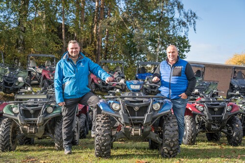 15 neue Yamaha-ATVs und -SSVs für den Freizeitpark Fursten Forest (v.l.): Timo Schweers, technischer Leiter des Offroad-Parks, und Vertragshändler Norbert Schatten aus Geldern bei der Übergabe.