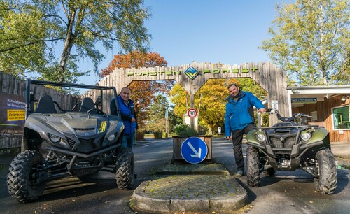 15 neue Yamaha-ATVs und -SSVs für den Fursten Forest (v.r..): Timo Schweers, technischer Leiter des Offroad-Parks, und Vertragshändler Norbert Schatten aus Geldern.