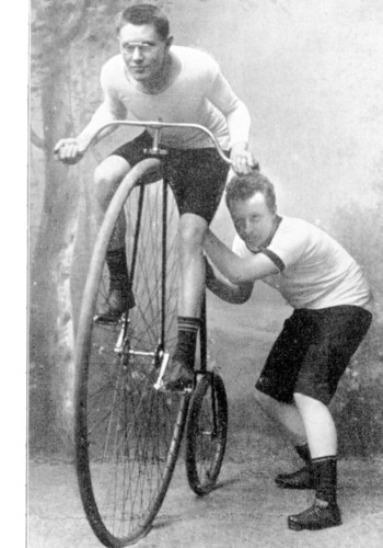 150 Jahre Opel: Früher Radrennsport: Wilhelm Opel leistet einem Sportskameraden Starthilfe. 
