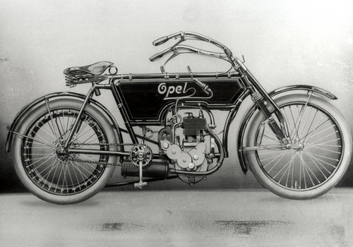 150 Jahre Opel: Opel Zweizylinder-Luxus- Motorrad mit 3 1/2 PS und elektromagnetischer Zündung aus dem Jahr1905. 
