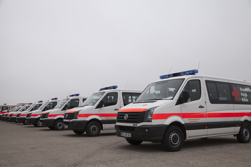 16 Crafter von Volkswagen Nutzfahrzeuge wurden an das Bayerische Rote Kreuz als Mannschaftstransportwagen übergeben. 