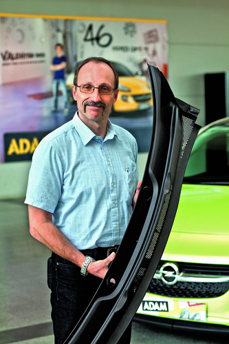 170 Komponenten beim Opel Adam sind so genannte Rezyklate: Uwe Ruster, Opel Lead Engineer Recycled/Sustainable Materials, mit einem Wasserabweiser aus recyceltem Kunststoff.