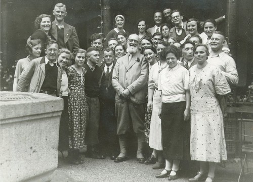 1936: Robert Bosch (Mitte) mit Mitarbeitern des Feuerbacher Werks vor einem Ulmer Lokal.