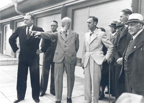 1940: Robert Bosch bei der Eröffnung des Robert-Bosch-Krankenhauses. V.l.n.r.: Stuttgarts Oberbürgermeister Karl Strölin, Ludwig Schweizer, Robert Bosch, Architekt Paul Hahn und Mitglieder des Stuttgarter Gemeinderats.