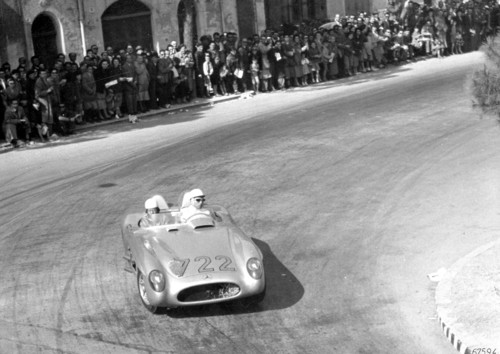 1955. Die späteren Sieger Stirling Moss und Denis Jenkinson nach 303 Kilometer Fahrstrecke in Ravenna.