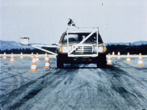 1979-1984: Phasenfoto eines Beifahrer-Airbag Realversuches. Die Versuchsingenieure überprüften in vielen Selbstversuchen die Funktionsweise des Systems.