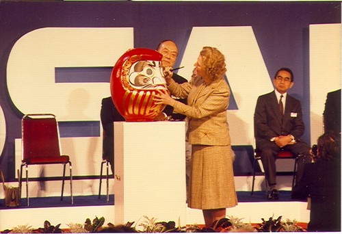 1986: Die britische Premierministerin Margaret Thatcher malt zur Eröffnung des Nissan-Werkes Sunderland das zweite Auge auf eine japanische „Daruma&quot;-Puppe