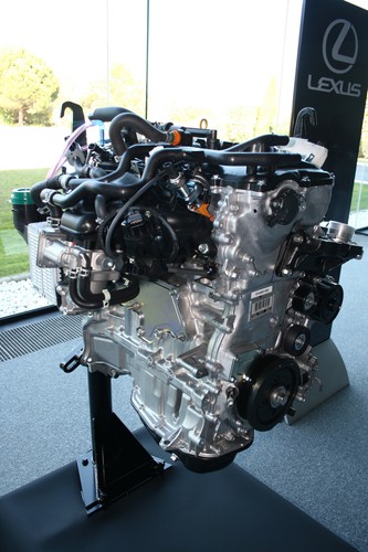 2,0-Liter-Turbobenziner von Lexus.