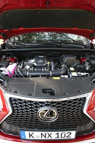 2,0-Liter-Turbobenziner von Lexus.