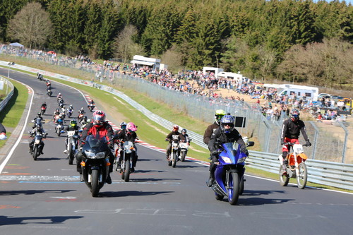 20 000 Motorradfahrer beim "Anlassen" auf dem Nürburgring.