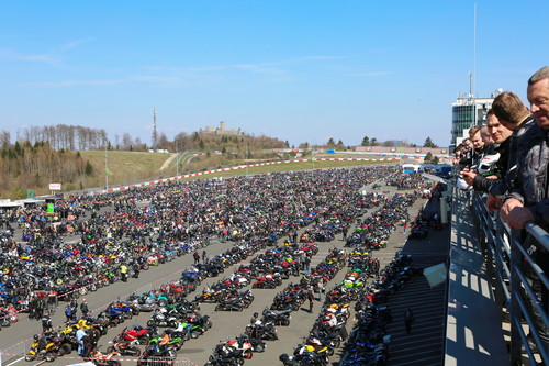 20 000 Motorradfahrer beim &quot;Anlassen&quot; auf dem Nürburgring.