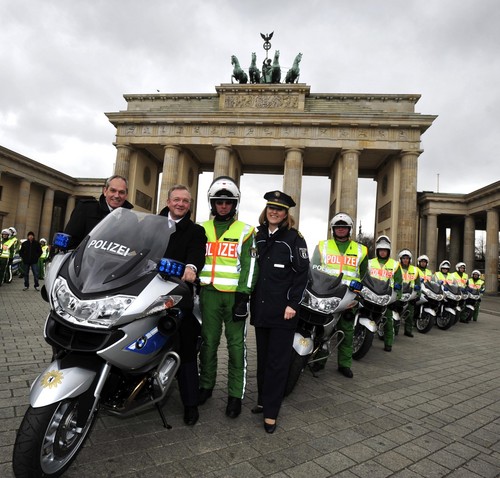20 neue Polizeimotorräder (von links): Hermann Bohrer, Leiter des BMW-Werks, Innensenator Frank Henkel (CDU) und Polizeivizepräsidentin Margarete Koppers mit den künftigen Nutzern.