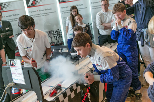 21 Schülerteams aus Baden-Württemberg fahren mit selbstentworfenen Rennautos um den Landesmeistertitel bei „Formel 1 in der Schule“. 