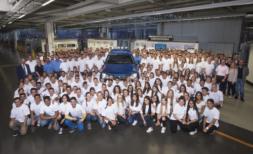 210 junge Männer und Frauen beginnen im VW-Nutzfahrzeugwerk in Hannover ihre Ausbildung.
