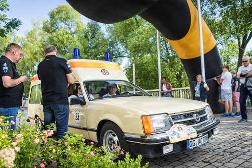 23. ADAC-Oldtimerfahrt Hessen-Thüringen: Opel Commodore C mit Krankenwagenaufbau von Miesen (1983).