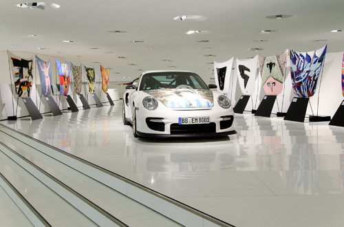 24 Kunstwerke auf GT2-Fronthauben werden bis zum 8. Januar 2012 im Porsche-Museum ausgestellt.