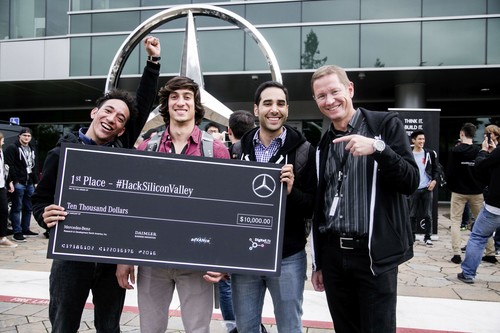 24-Stunden-Hackathon mit Mercedes-Benz im Silicon Valley. 
Das Gewinnerteam „MBarc“ mit Arwed Niestroj, CEO Mercedes-Benz Research & Development North America (rechts).
