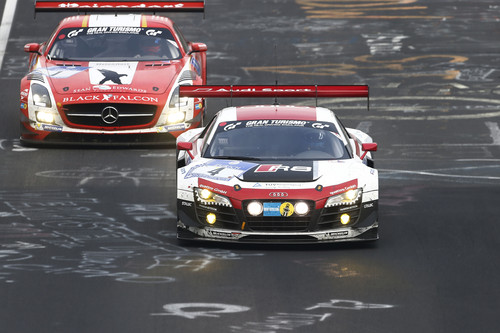 24-Stunden-Rennen auf dem Nürburgring: Der Audi R8 LMS Ultra von Phoenix Racing vor dem Mercedes-Benz SLS AMG GT3 des Black-Falcon-Teams.