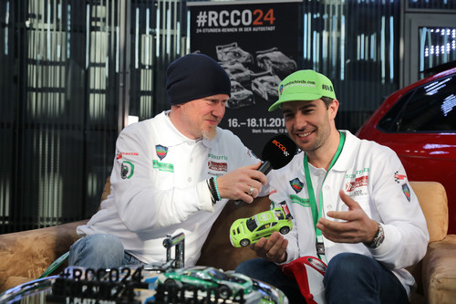 24-Stunden-Rennen mit Slotcars: Die RCCO trug ihr Saisonfinale in der Autostadt in Wolfsburg aus. Mit dabei und gefragter Gesprächspartner: Rennfahrer Mike Rockenfeller (rechts im Bild).