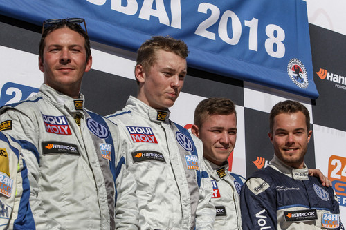 24 Stunden von Dubai. V.l.n.r.: Jean Karl Vernay, Luca Engstler, Florian Thoma und Benjamin Leuchter vom Siegerteam des TCR-Wettbewerbs und der Tourenwagen-Gesamtwertung.