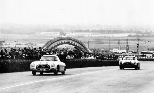 24 Stunden von Le Mans, 1952. Mercedes-Benz Rennsportwagen Typ 300 SL (W 194). Zweiter Platz mit der Startnummer 20: Theo Helfrich / Helmut Niedermayr, gefolgt von Startnummer 22: Karl Kling / Hans Klenk.