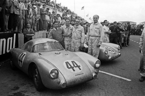 24-Stunden von Le Mans 1953: Helmut Glöckler und Hans Herrmann (l.) an einem Porsche 550 Coupé.
