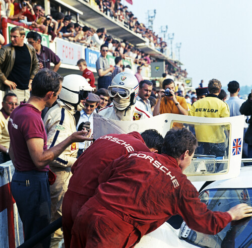  24 Stunden von Le Mans 1969: Vic Elford und Richard Attwood am Porsche  917 LH Coupé (links im T-Shirt steht Ferdinand Piëch).