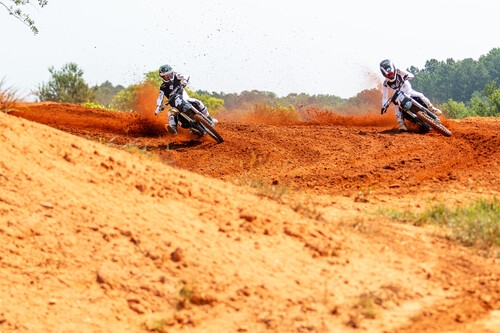 250-Kubik-Motocross-Motorrad von Triumph bei Testfahrten. 
