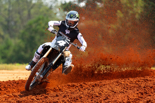 250-Kubik-Motocross-Motorrad von Triumph bei Testfahrten. 
