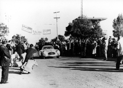 3. Carrera Panamericana Mexico: Das Siegerteam Karl Kling und Hans Klenk.
