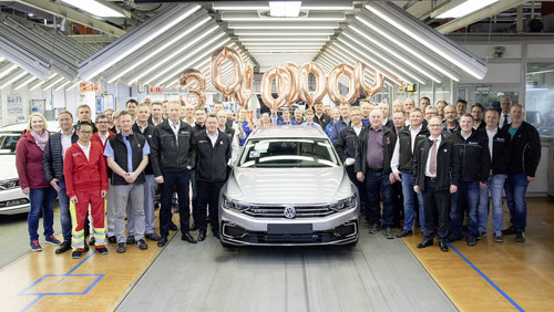 30 Millionen Volkswagen Passat: Jubiläumsfoto in Emden.
