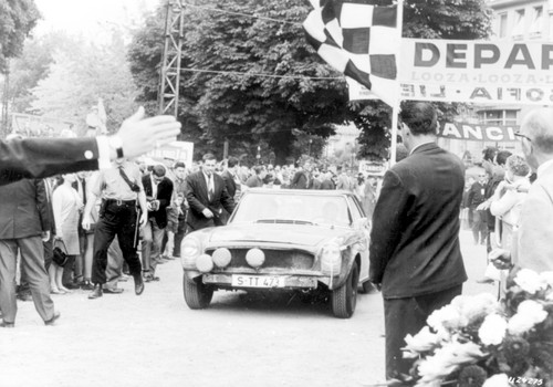 34. Rallye Spa-Sofia-Lüttich vom 25. bis 29. August 1964. Eugen Böhringer und Klaus Kaiser (Startnummer 31) mit einem Mercedes-Benz Typ 230 SL (W 113) am Ziel in Lüttich.