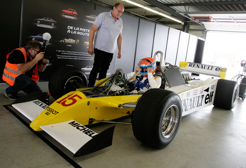 40 Jahre Renault Turbo: Jean-Pierre Jabouille nimmt in seinem Formel-1-Rennwagen von 1979 Platz.
