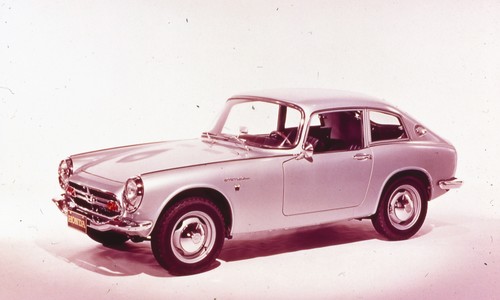 50 Jahre Honda in Deutschland - Der Honda S 800 beeindruckt 1967 die Fachwelt.