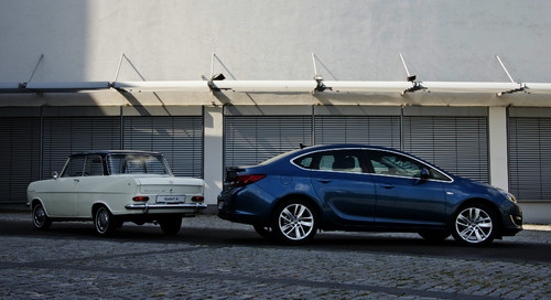 50 Jahre liegen zwischen dem zweitürigen Opel Kadett A (links) und dem viertürigen Astra.