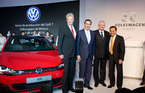 50 Jahre Volkswagen in Mexiko (von links): Andreas Hinrichs (Vorstandsvorsitzender von Volkswagen de México), Rafael Moreno-Valle (Gouverneur des Bundesstaates Puebla), Konzernchef Prof Dr. Martin Winterkorn und Wirtschaftsminister Dr. Ildefonso Guajardo mit dem ersten in Mexiko produzierten Golf 7.
.