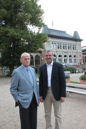 50 Jahre Volkswagen Leasing GmbH: Prof. Dr. Carl H. Hahn (li.) und Gerhard Künne vor dem Kurhaus in Bad Elster.
